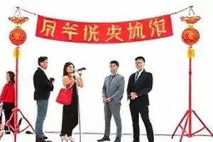 吃瓜爆料主推现场记录封面，画面为深夜桌面上的录音设备与手写时间线笔记