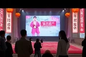 同一场发布会的两种说法封面，展示两份并排对照的文字稿